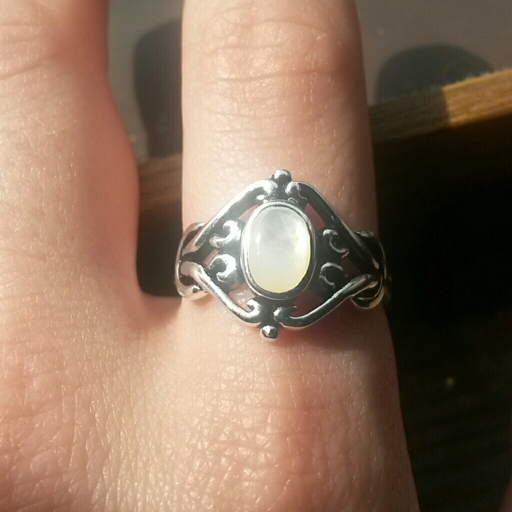 *NWOT* Silver Genuine Mother of Pearl Ring